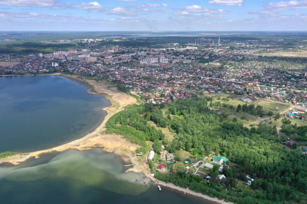 Озеро Чебаркуль и городской пейзаж — анонимная наркологическая помощь, вызов нарколога на дом и кодирование в Чебаркульском районе